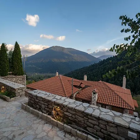 Korfes-κορφές αυτόνομη σουίτα με τζάκι στην κορφές Karpenísion