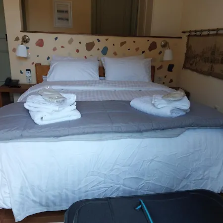 Korfes-ένας αυτόνομος όροφος πέτρινης βίλας Apartamento Karpenísion